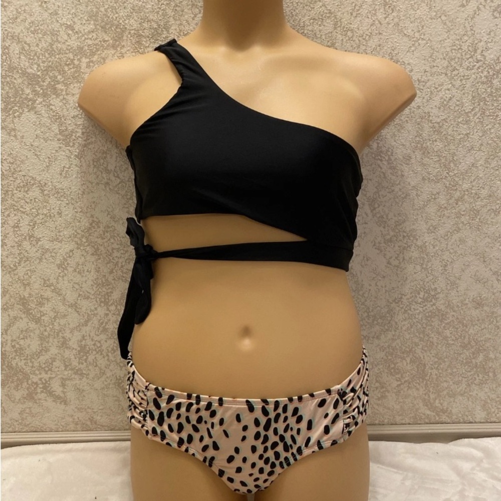 Chic Black and Spotted Bikini Set